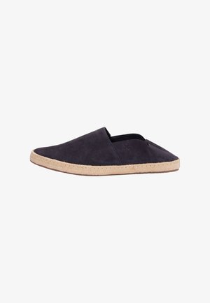 Schwarzer Slip-On-Pantoffel mit Obermaterial aus Wildleder und beige gewebter Sohle, entworfen für den Freizeitgebrauch, aus seitlicher Ansicht vor weißem Hintergrund gezeigt.