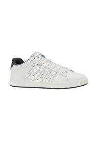 Weißer Sneaker mit perforierten Details, Obermaterial aus glattem Leder, flacher weißer Sohle, gepolsterter Zunge in Marineblau und Schnürsenkeln.