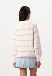 Pieces PCNELIA LS O-NECK BC - Džemperis - birch/pink/purple