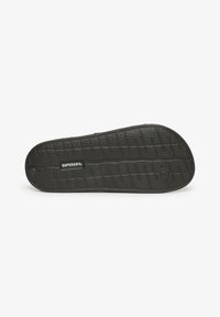Zwarte rubberen schoenzool met een textuurpatroon voor grip en een centraal logo "SUPERDRY." Kenmerkt zich door ronde randen en een stevige constructie.