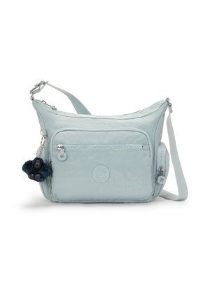 Borsa a tracolla azzurro chiaro realizzata in tessuto morbido, con tasca anteriore con zip, dettaglio logo e portachiavi peloso removibile.