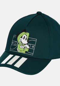 Gorra de béisbol de color verde oscuro con un personaje de dibujos animados en una sudadera verde, con un fondo gráfico blanco y tres rayas blancas en el ala.
