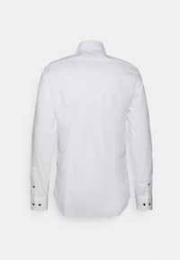 Camicia bianca a maniche lunghe in cotone, con colletto a punta, polsini abbottonati con bottoni neri e una texture liscia.