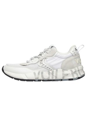 Weiß-grauer Sportschuh mit Mesh- und Wildlederdetails, Schnürverschluss, schwarze Sohle und großem "VOILE BL" Schriftzug auf der Zwischensohle.