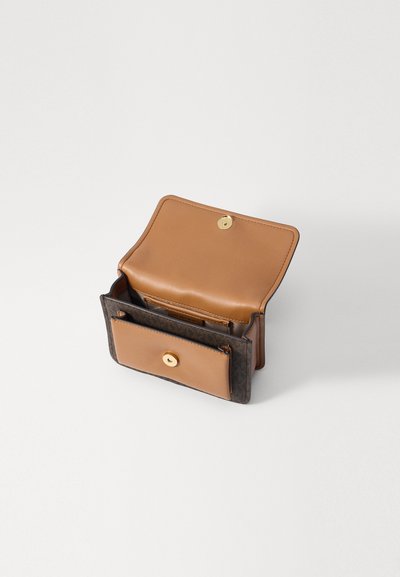 Portefeuille brun et noir avec un extérieur texturé, un intérieur lisse, une fermeture à bouton doré et plusieurs emplacements pour cartes. Ouvert pour visibilité.