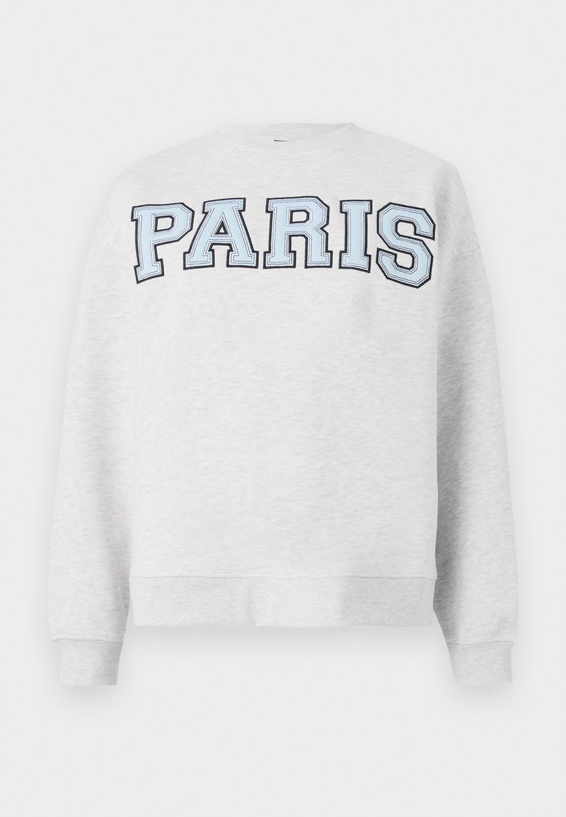 Sweatshirt gris avec "PARIS" en lettres bleu clair en gras sur le devant. Présente un col rond et des poignets et un ourlet côtelés.