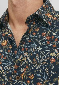 Jack & Jones JPRBLAMONACO PRINT L/S - Vapaa-ajan kauluspaita - navy blazer