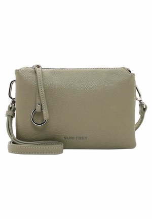 Zielona torebka crossbody z teksturowanej skóry, z odpinanym paskiem, zamkiem błyskawicznym i srebrnymi okuciami. Nazwa marki "SURI FREY" wytłoczona z przodu.