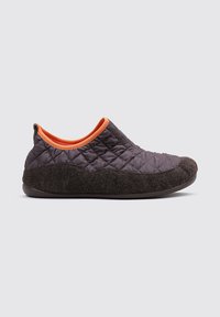 Zapato acolchado de color púrpura oscuro con acentos naranjas, forma redondeada y una suela texturizada de color marrón suave, diseñado para la comodidad y el fácil uso.