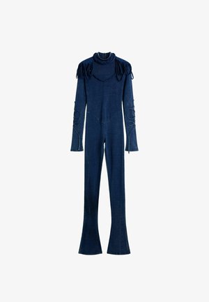 Tumesinine kombinesoon pikad läbivaalitud sääreosade, kõrge krae, õlasaumade välja lõigete ja varrukatele ning vöökohtadele dekoratiivse õmblusega.