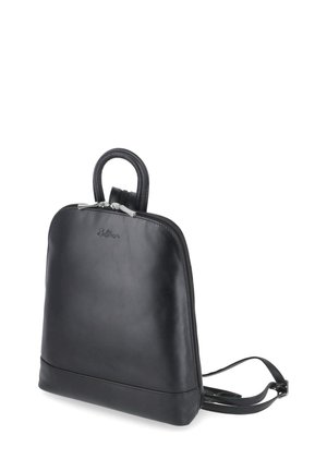 Sac à dos en cuir noir élégant avec un dessus arrondi, une fermeture éclair argentée, une poignée unique et des bretelles ajustables sur fond blanc.