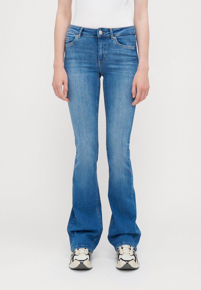 ONLY Tall ONLBLUSH MID - Platėjantys džinsai - medium blue denim