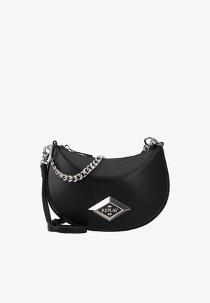 Fekete műbőr kézitáska ezüst láncpánttal, lekerekített alakú, elöl hangsúlyos gyémánt alakú logóval. Sima textúra.