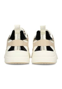Sneaker beige e nere con una parte superiore testurizzata, dettagli metallici e una suola spessa. Caratterizzati da una particolare cinghia posteriore e un design con ritagli.