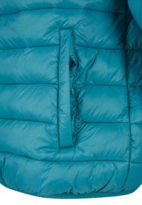 Secțiune de jachetă puffer teal, cu cusături orizontale quilted, un buzunar lateral, textură netedă și o margine de jos rotunjită.
