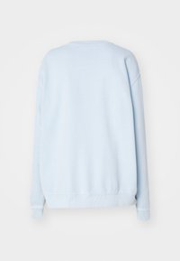 Sudadera de color azul claro hecha de una tela suave, con cuello redondo, hombros caídos y puños y bajo de canalé. Sin patrones ni acentos visibles.