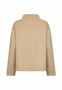 Beige gyapjúkabát magas gallérral, széles ujjal és egyenes szabással. Tiszta varrás jellemzi, látható fémalkatrészek nélkül.