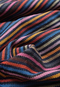 Tessuto intrecciato multicolore con audaci strisce orizzontali in blu navy, rosa, arancione e crema, caratterizzato da una superficie morbida e testurizzata.