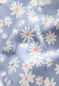 Țesătură albastră cu model de margarete, cu flori albe cu centre roz și accente întunecate de albastru. Textură moale, ușor șifonată.