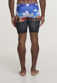Kolorowe bokserki m�ęskie z wzorem przedstawiającym niebieskie niebo, chmury oraz krajobraz w kolorach pomarańczowym i czarnym, o dopasowanym kroju i elastycznym pasie.