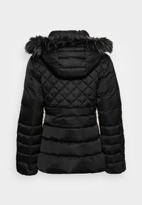 Černá prošívaná péřová bunda s odnímatelnou kapucí s umělým kožíškem, dlouhými rukávy a přiléhavým pasem pro teplo a pohodlí.