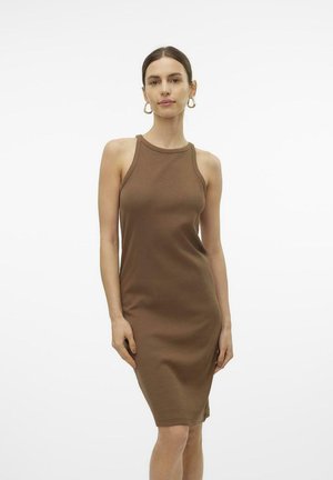 Braunes, figurbetontes Tankkleid mit rundem Ausschnitt und geripptem Material, mit ärmellosem Schnitt und knielanger Länge.