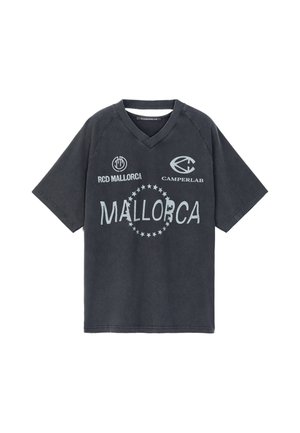 Sort kortærmet V-hals skjorte med hvide logoer og tekst, der lyder RCD Mallorca, Camperlab og Mallorca omgivet af stjerner.