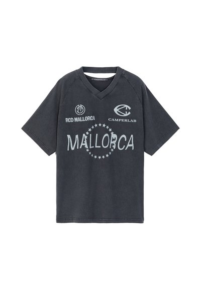 T-shirt noir à manches courtes et col en V avec des logos blancs et le texte RCD Mallorca, Camperlab et Mallorca entourés d'étoiles.