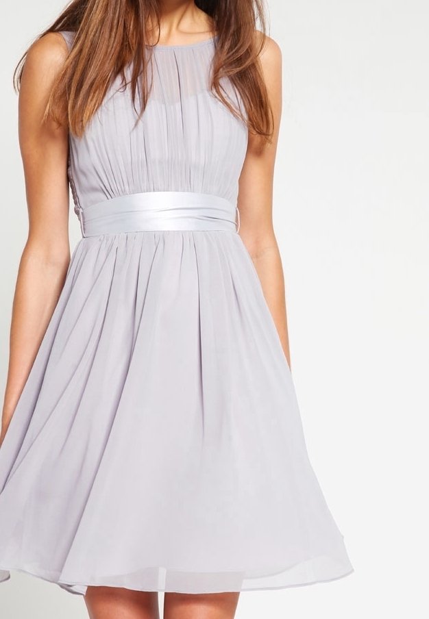 Světlé šedé šaty bez rukávů s plisovaným korzetem, saténovým pasem a rozšířenou sukní. Plynulá látka s hladkou texturou.
