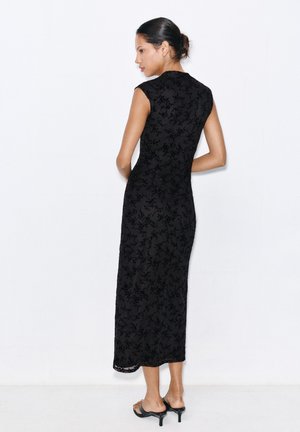 PULL&BEAR, VELVET CONTRAST SLEEVELESS - MIDI DRESS - Robe de jour - black