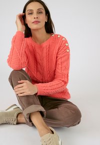 Damart À TORSADES ET BOUTONS  - Strickpullover - corail