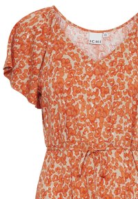 Ženska obleka z oranžnimi in bež cvetličnimi leopardovimi potiski, kratkimi zavesastimi rokavi, V-izrezom in povezanimi pasom na pasu.