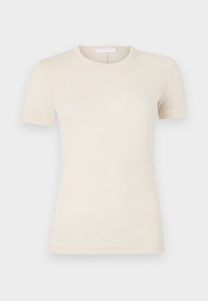 Lys beige kortærmet t-shirt med rund hals. Glat bomuldsstof, tætsiddende pasform og et lille logo-detajle nær sømmen.