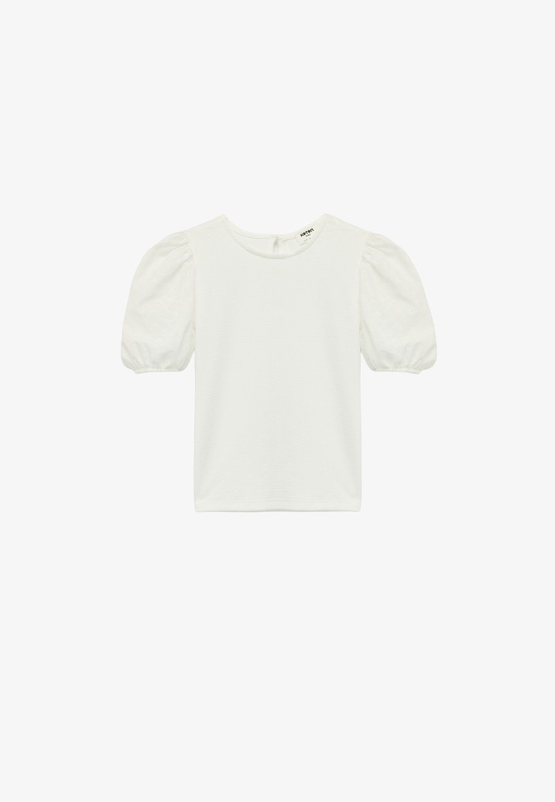 Camisa blanca de manga corta con mangas abullonadas y escote redondo, con sutiles detalles de ojales en las mangas y un pequeño cierre de botón en la parte trasera.