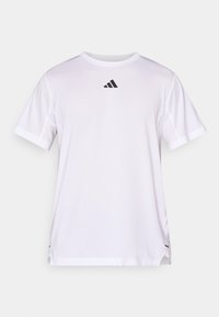 Hvid atletisk t-shirt med korte ærmer og rund halsudskæring samt sort logo på brystet. Har sideslids for bevægelsesfrihed. Fremstillet af åndbart materiale.