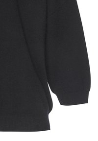 Schwarzer gestrickter Pullover mit langen Ärmeln, lockerer Passform, strukturiertem Stoff und gerippten Bündchen. Einfaches, klassisches Design ohne Muster.