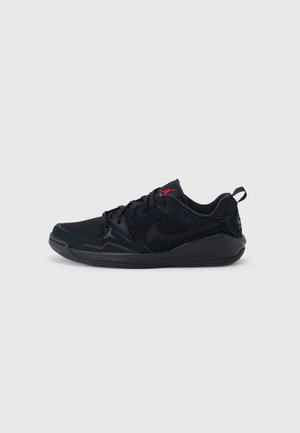 Schwarzer Nike Low-Top-Sneaker mit Mesh- und Wildlederdetails, Schnürung vorne, rotem Logo auf der Zunge und Zuglasche an der Ferse, Seitenansicht.