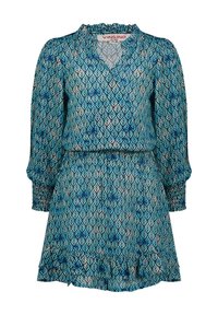 Blaues gemustertes Kleid mit langen Ärmeln, Rüschkragen und tailliertem Schnitt. Es zeigt ein geometrisches Blätterdesign in unterschiedlichen Blautönen.