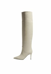 Bota de tacón stilettos de cuero blanco roto hasta la rodilla, con puntera afilada y un diseño de costura mínimo. Textura suave, silueta elegante y tacón elevado.