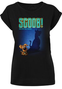 Črn bombažni T-maica z barvnim grafikonom "Scoob!" z risanim psom in senco na ozadju oblikovanem kot opečna stena. Z zavitimi rokavi.