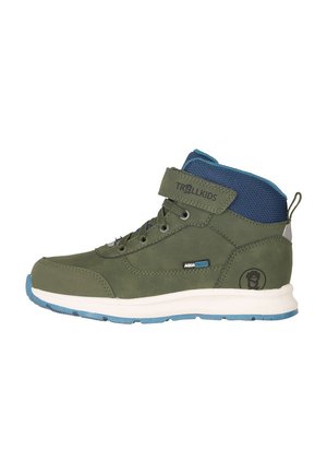 Grüner und blauer hoher Kindersneaker mit Klettverschluss, Schnürsenkeln, "Aqua Proof"-Etikett und weißer Sohle mit blauem Profil.