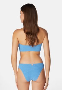 Blå, texturerad bikiniset med en strapless bandeau-top och mid-rise underdelar med en liten knappdetalj på baksidan.