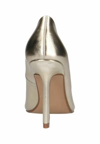 Chaussure à talon haut en métal doré avec un embout pointu, un design épuré, une texture lisse et un talon aiguille élancé. Lignes épurées avec un minimum de détails.