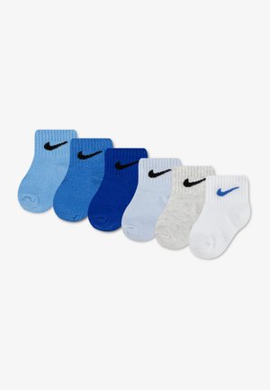 Six paires de chaussettes pour bébé dans des tons de bleu, gris et blanc, chacune avec un logo Nike swoosh sur le bord de la cheville.