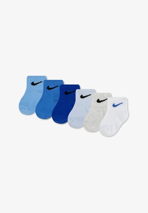 Six paires de chaussettes pour bébé dans des tons de bleu, gris et blanc, chacune avec un logo Nike swoosh sur le bord de la cheville.