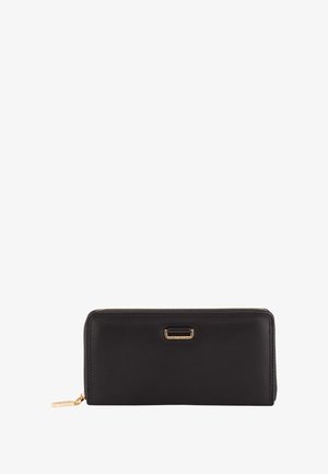 Billetera de cuero negro con una textura suave, herrajes dorados, cierre de cremallera y forma rectangular. Presenta un sutil acento de marca en la parte frontal.