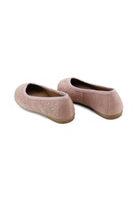 Bailarinas de ante rosa con punta redondeada, que ofrecen un ajuste cómodo y están adornadas con pequeñas perlas decorativas en la parte superior.