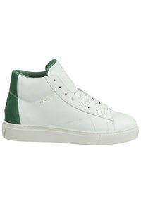 Baskets montantes blanches avec talon et col verts, lacets blancs et semelle beige, ornées d'un petit logo GANT doré sur le côté.