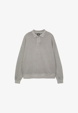 Sivi pulover s kapuco in ovratnikom polo, dvojnim gumbom, spuščeni rameni, ribanimi manšetami in obrobo. Narejen iz mehkega, teksturiranega blaga.