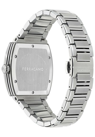 Négyzet alakú óraházzal rendelkező rozsdamentes acél karóra, texturált ezüst számlappal és polírozott, téglalap alakú láncszemekből álló fém szíjjal, biztonságos csattal.